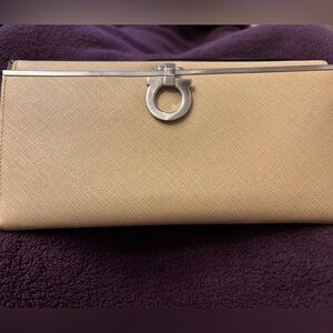 Elegant Tan Women's Salvatore Ferragamo Clutch / Wallet